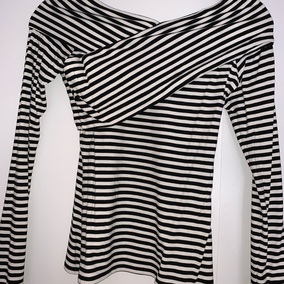Open V neck flattering top - Picture 3 of 4